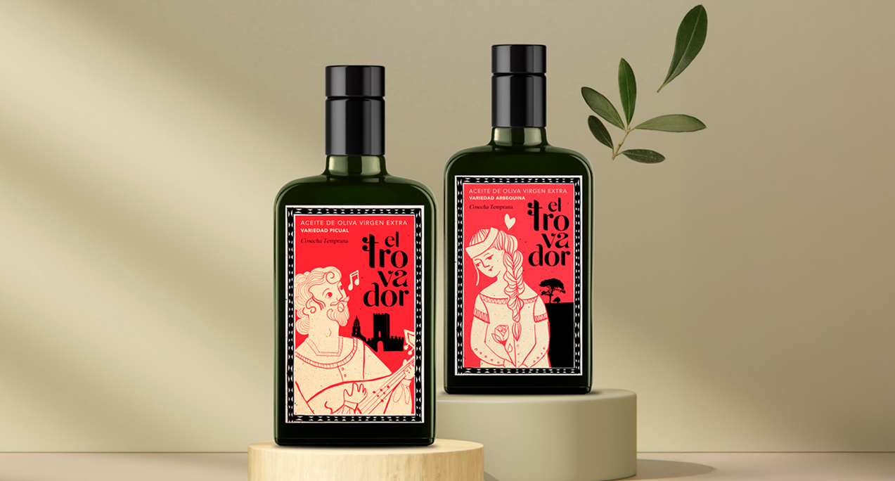 Dos botellas de Aceite El Trovador tempranos sobre pedestales con rama de olivo