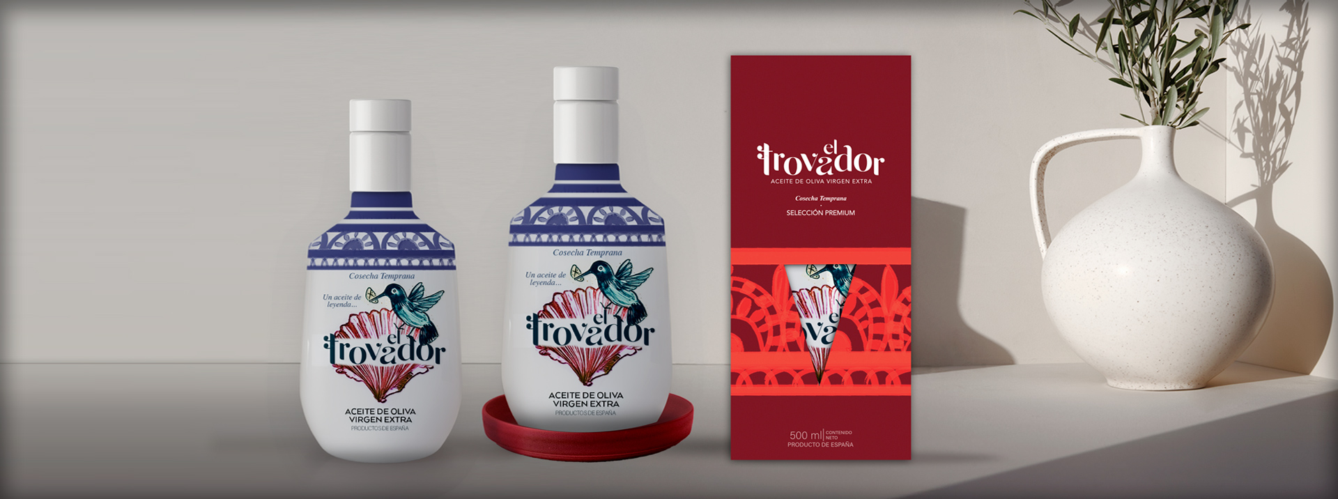 Composición de productos El Trovador con jarra cerámica y rama de olivo