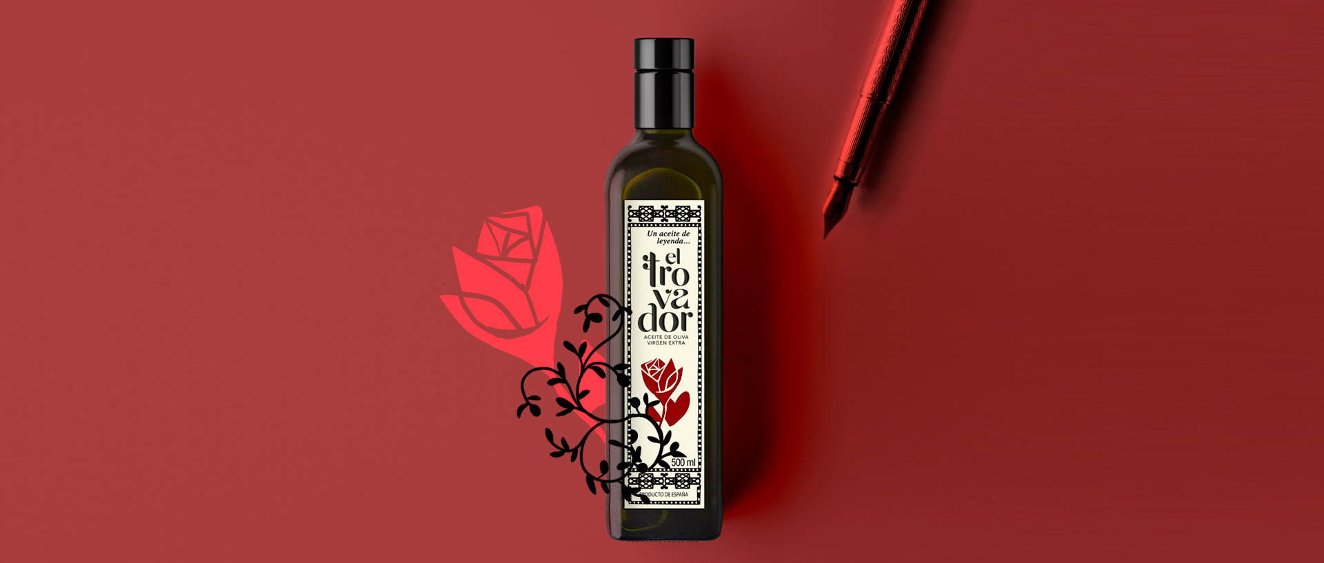 Botella El Trovador 500 ml junto a una rosa estilizada y una pluma sobre fondo rojo