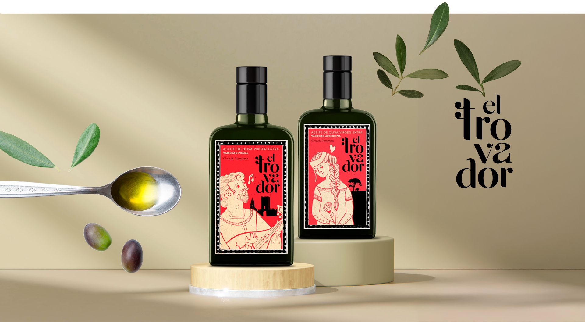 Bodegón de las botellas El Trovador AOVE con cuchara de aceite, aceitunas, rama de olivo y la tipografía vertical el trovador
